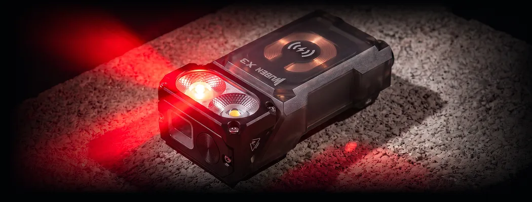 Фонарь WUBEN X3 с включенным красным светом на земле