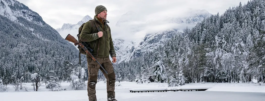 Охотник в зимней экипировке на заснеженном маршруте